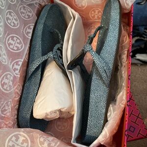 New in box Tory Burch Miller Cloud Stingray printed leather sandals size 7
